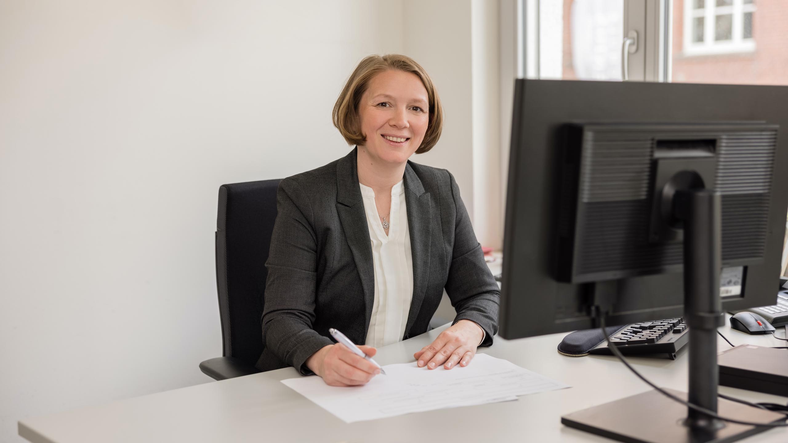 Foto: Ibolya Vogt am Schreibtisch