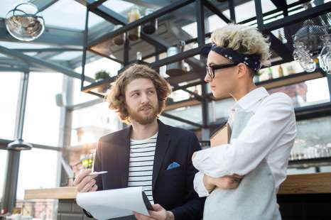 Foto: Zwei Personen vor Bar